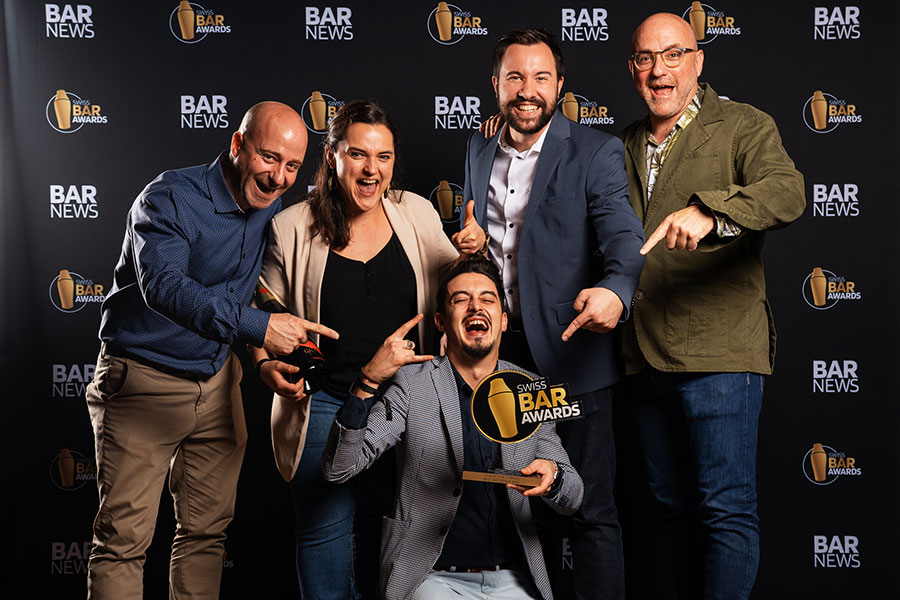 Der Award Best Bar Menue geht an die Bar Crapule Club nach Fribourg. V.l.: Jean Christophe Jaton, Amadine Chapolard, Italo Hyseni, Victor Topart, Stephane Jaton.