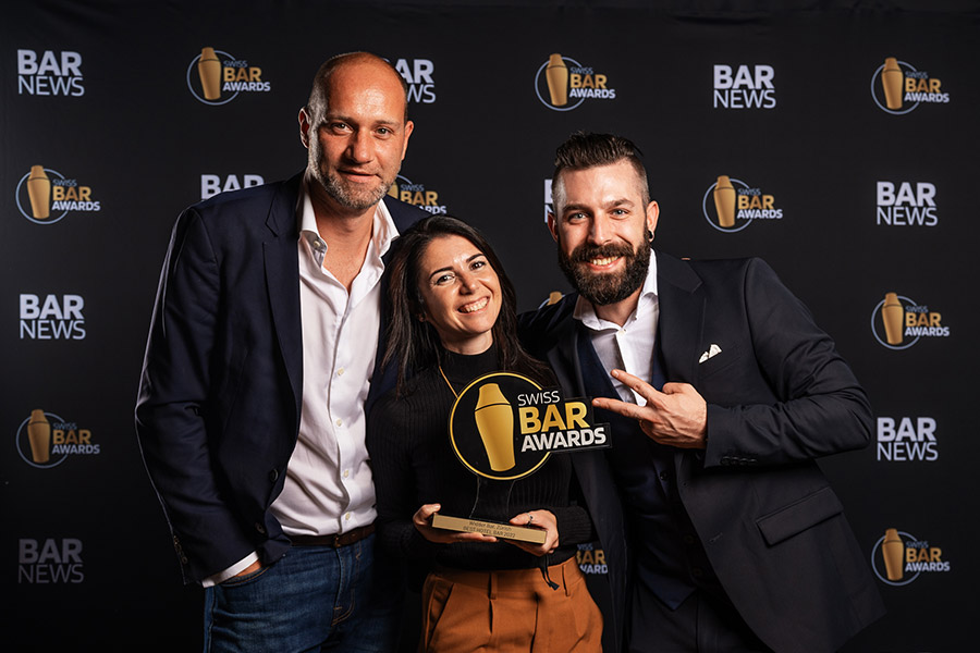 Die Widder Bar aus Zürich hat den Best Hotel Bar Award gewonnen. V.l.: Wolfgang Mayer, Noemi Marras, Matteo Moscatelli.