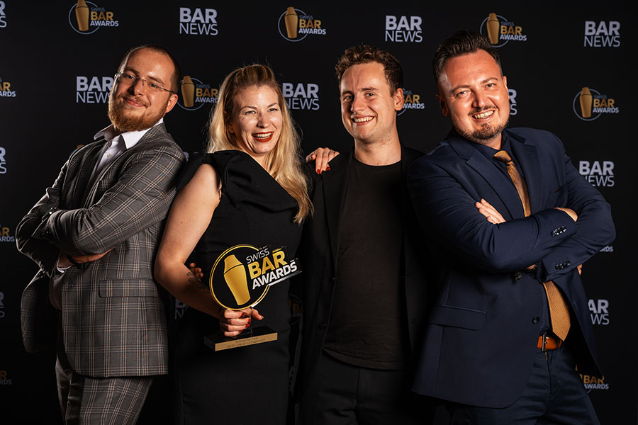 Der Award Best Longseller Bar ging an die Bellevue Bar, Hotel Bellevue Palace, nach Bern. V.l: Rystian Jajdelski, Natascha Galus, Nicolas Pavaletz, Milan Gulis.
